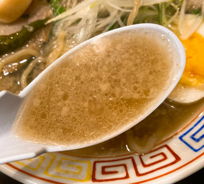 餃子と麺 いせのじょう 桑園高架下店 太麺背脂ラーメン スープ