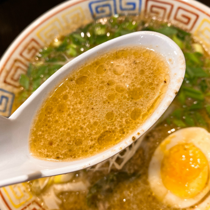 餃子と麺 いせのじょう 桑園高架下店で胡麻とニラの辛口ラーメン スープ
