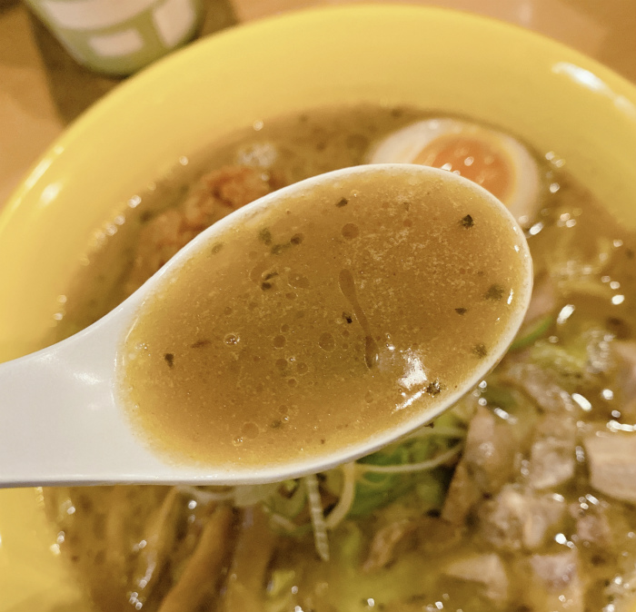 麺屋すずらん 黄色い丼 スープ